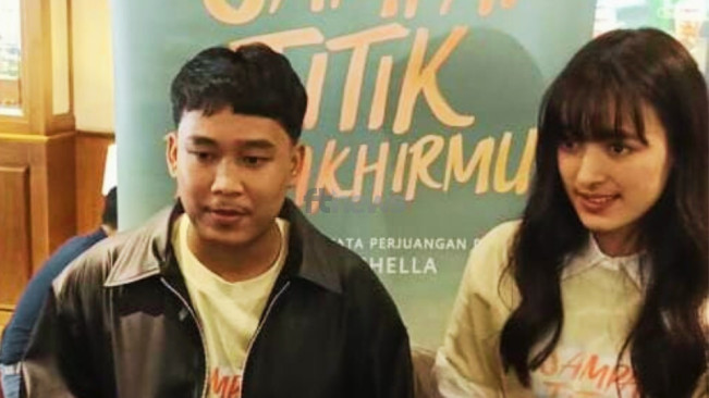 Albi Dwizky dan Mawar Eva De Jongh dalam launching trailer film Sampai Titik Terakhirmu di Kawasan Senayan, Jakarta, Rabu (10/8/2025). [FTNews.co.id/Selvianus Kopong Basar]